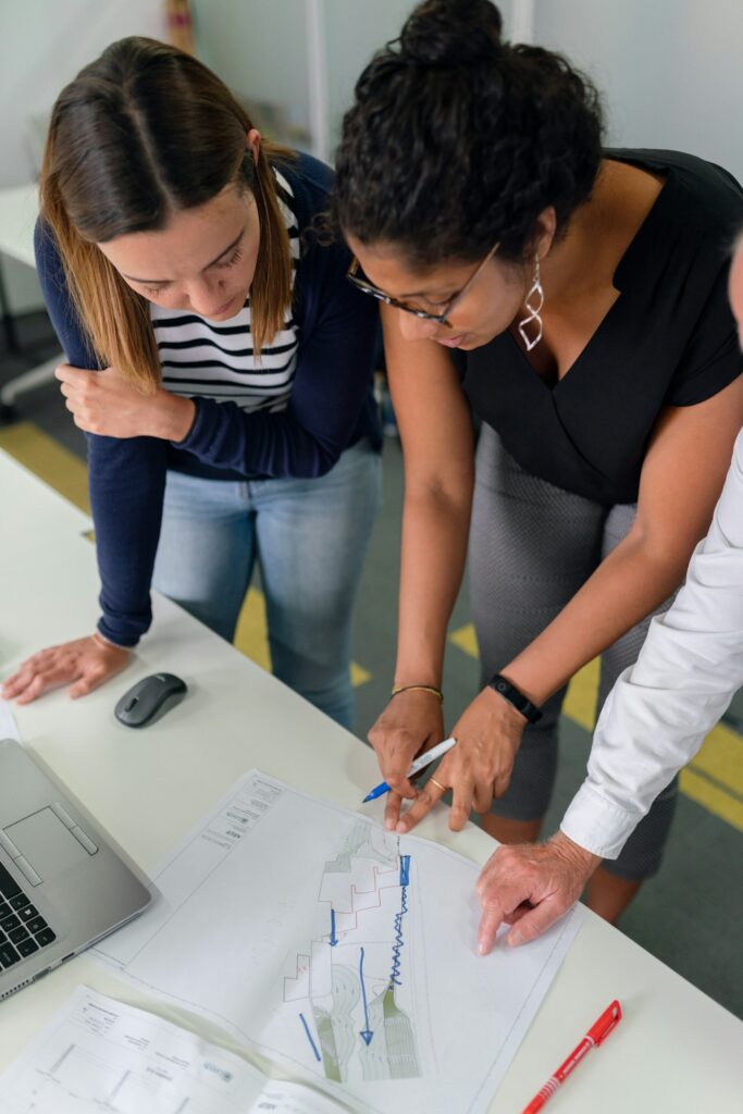 Professionnelle analysant des plans de prévention et de gestion des risques