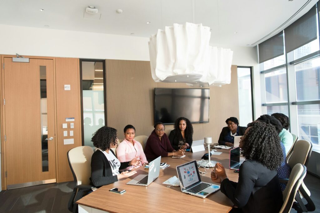Équipe de professionnels travaillant ensemble sur la continuité d'activité